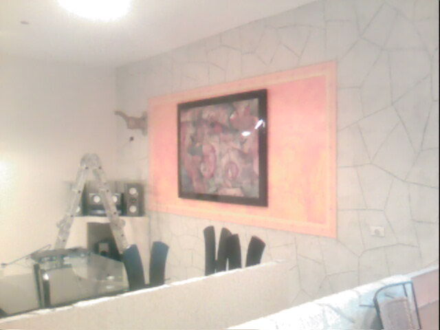 SALA CON PIEDRA LAJA BLANCA Y MURAL DIFUMINADO